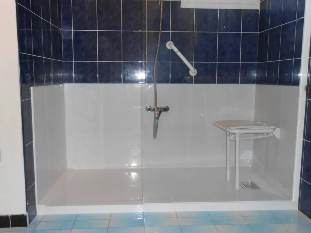Remplacement baignoire par douche sénior sécurisée à Meaux (77)