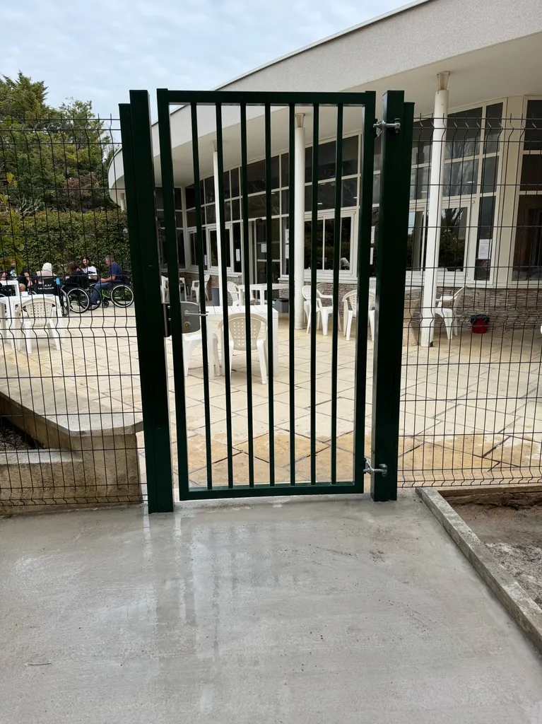 Sécurisation d'une zone publique  avec l'installation de grilles et portillon dans une clinique à Aix en Provence