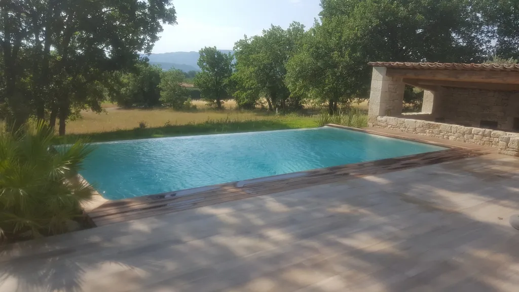 Piscine à débordement par Aquarev'Piscines à Mane 04300