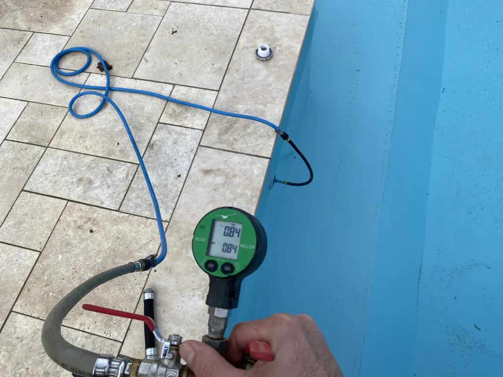 Intervention d'un technicien spécialisé en détection de fuite sur piscine enterrée à La Rochelle en Charente-Maritime