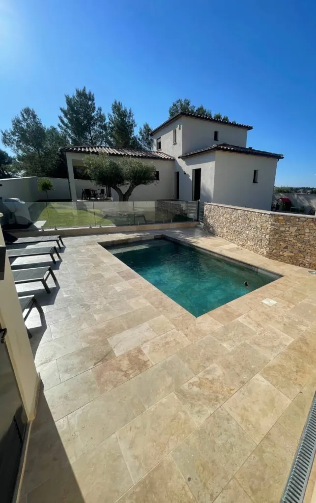 Travertin pour carrelage intérieur et extérieur autour d'une piscine avec margelle en pierre naturelle proche Bergerac, Périgueux entre Bordeaux et Sarlat
