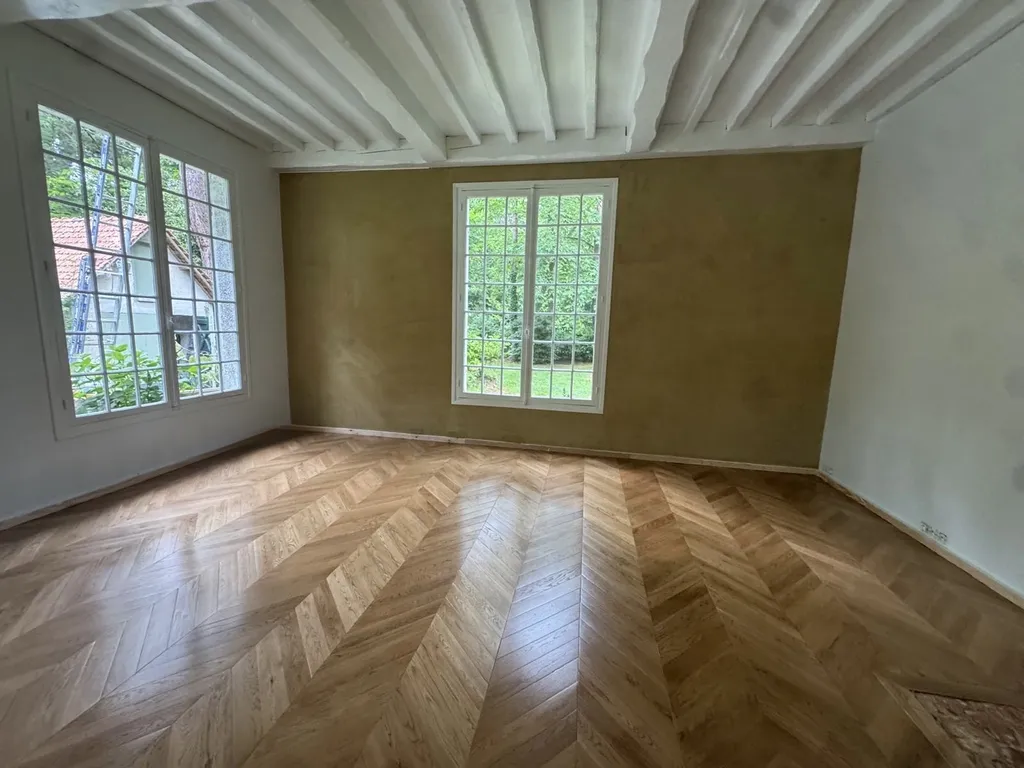 Menuisier région Saint Valéry en Caux : pose d'un parquet massif chêne en pointe de Hongrie dans une maison de caractère