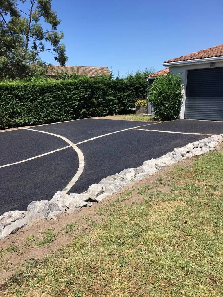 Pose d'enrobé pour allée de garage sur Bordeaux Rive droite