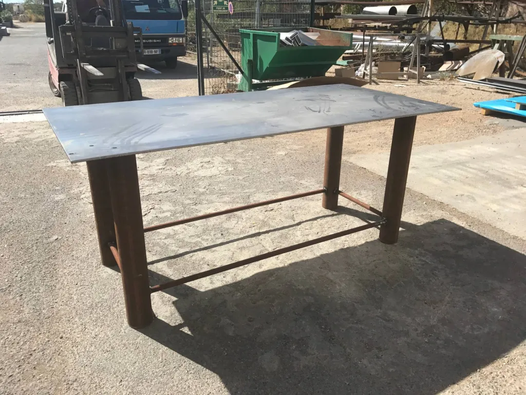 ETABLI POUR TUYAUTEUR FABRIQUE EN ACIER SUR MESURE PERCAGE POUR MISE EN PLACE ETAU MARTIGUES