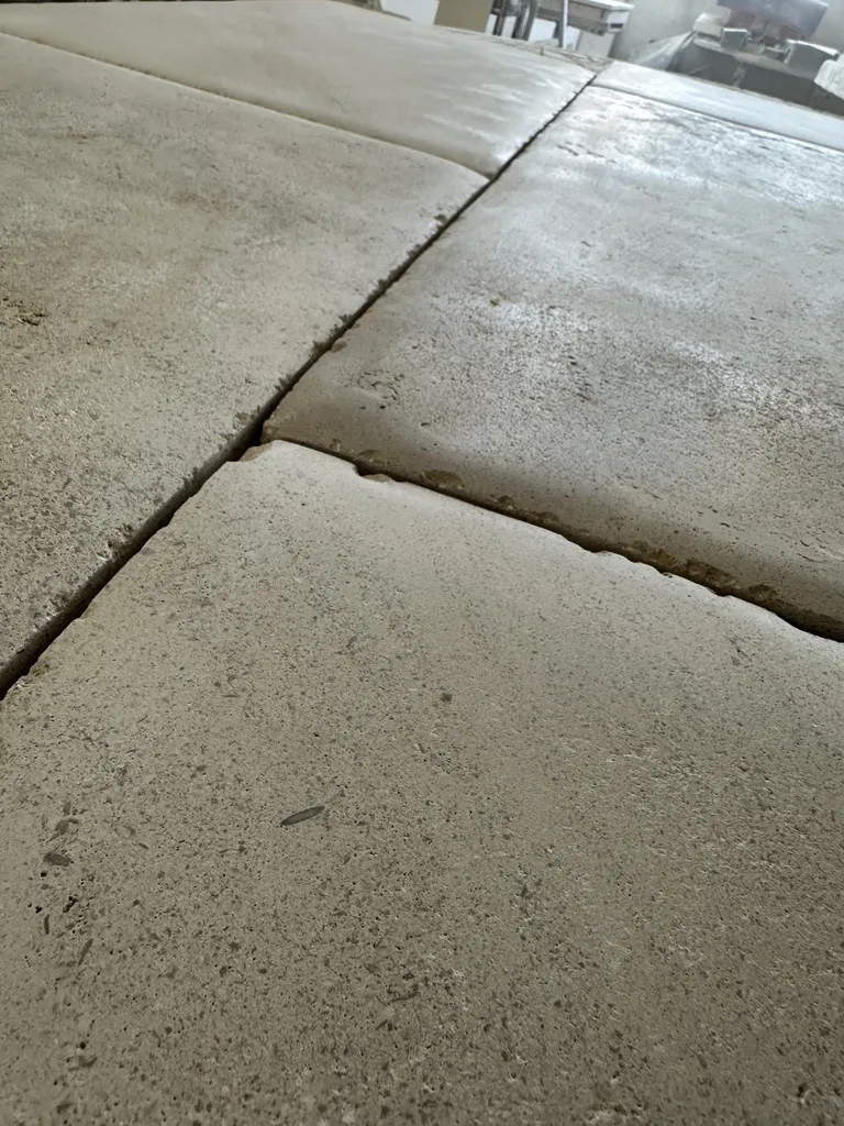 Dallage en pierre naturelle de france vieillie bombée et patinée à la main, façon dalle ancienne