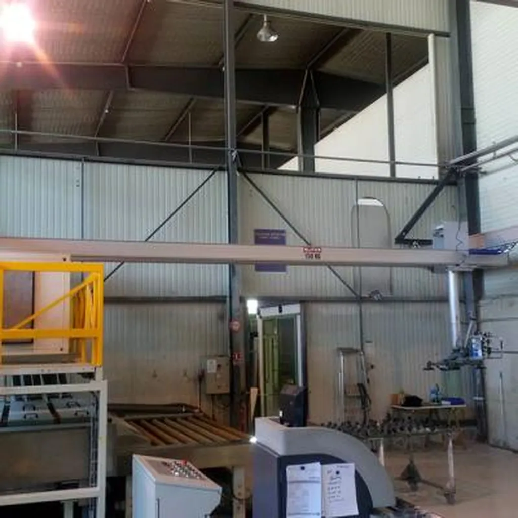 Mise en place d'une poutre aluminium structure porteuse sous charpente adaptation manipulateur à ventouse à Chambéry en Savoie