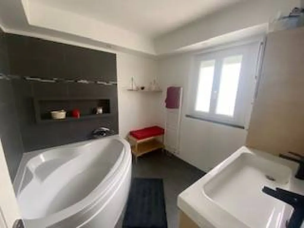 A saisir maison de 111 m² édifiée sur un terrain de 841 m² sur la commune de SAINT CYR LA CAMPAGNE