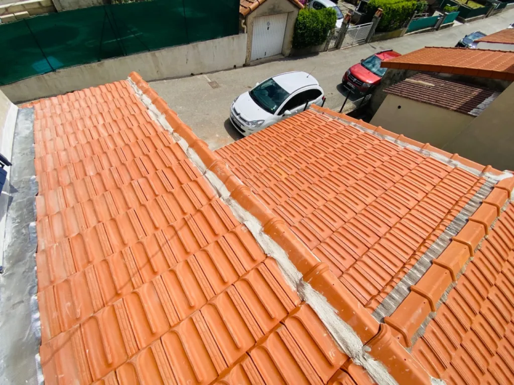 Réfection d’une toiture en tuiles plates de Marseille sur Port de Bouc près de Martigues