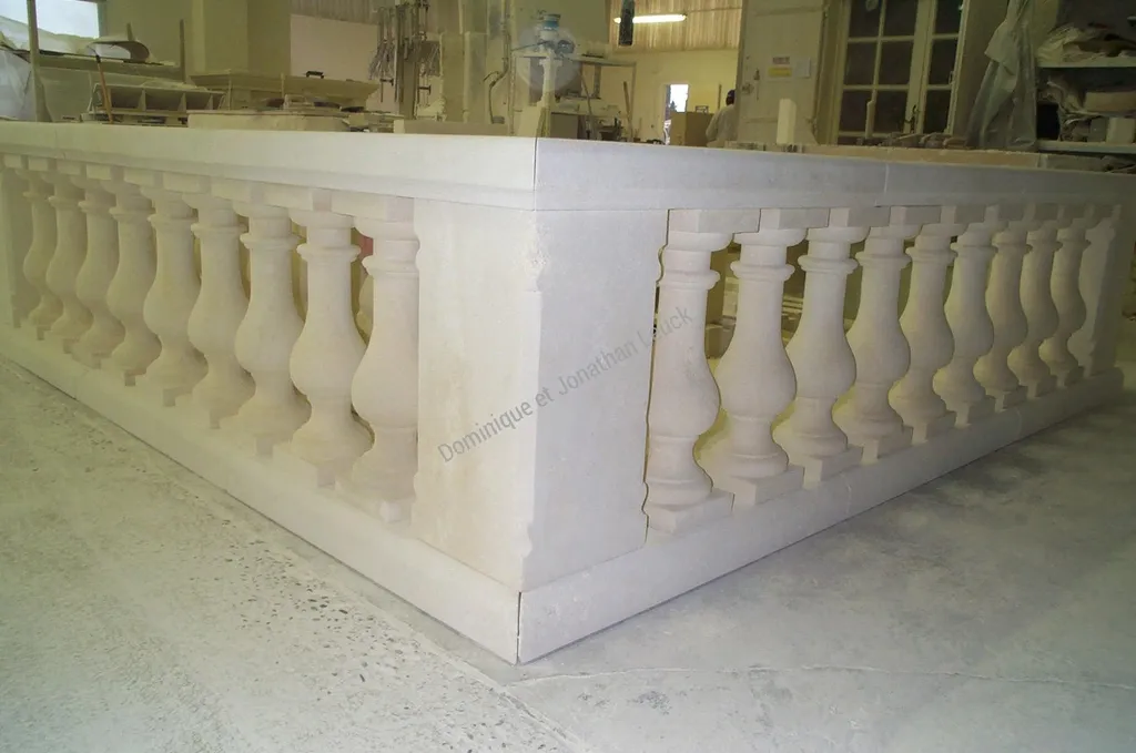 Balustrade en pierre blanche d'Estaillades