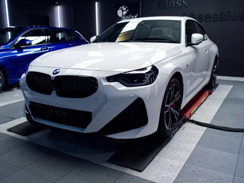 Cette BMW Série 2 a reçu un film de protection PPF XPEL appliqué avec précision par Gloss Obsession pour une carrosserie protégée au quotidien.