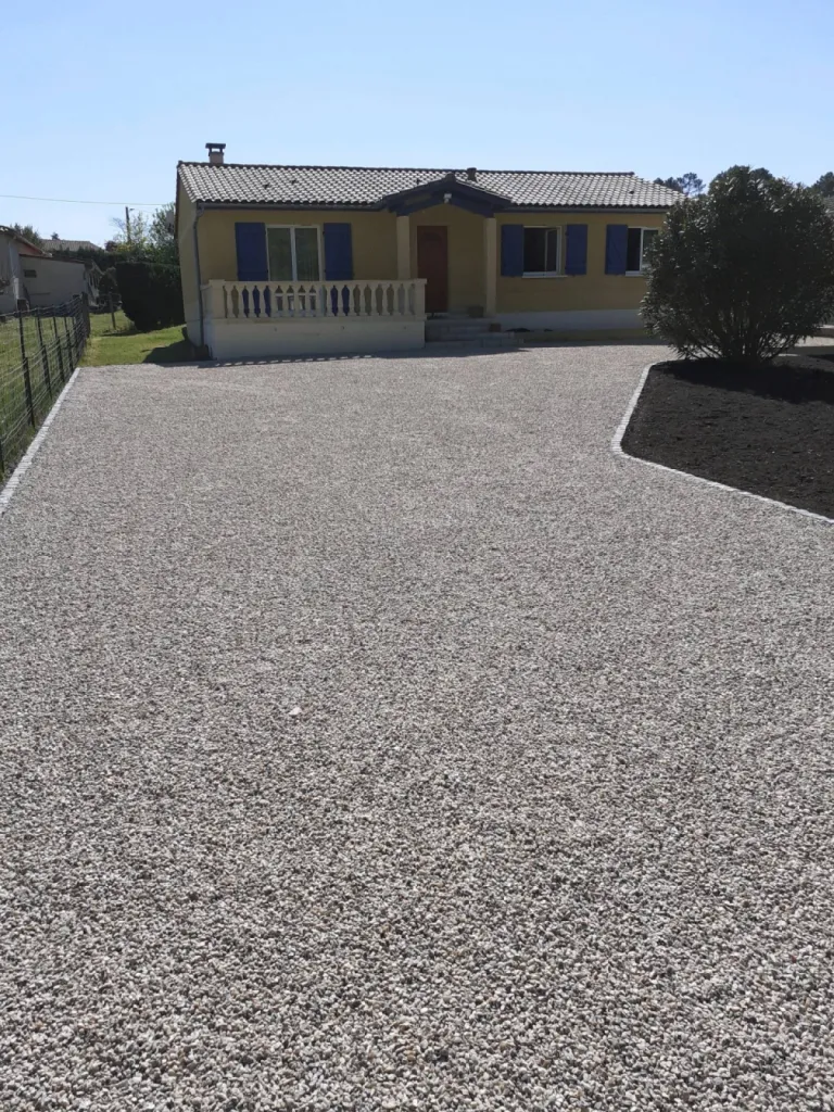 Entreprise spécialisée dans la création de chemin ou d'allée dans un jardin chez un particulier à Léognan près de Bordeaux en Gironde