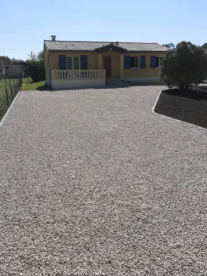 Entreprise spécialisée dans la création de chemin ou d'allée dans un jardin chez un particulier à Léognan près de Bordeaux en Gironde