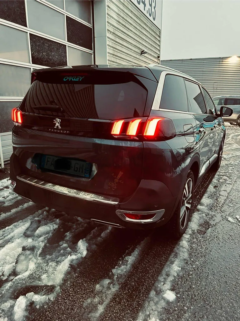 Pose de films solaires sur un véhicule Peugeot dans notre garage proche de Rouen 76