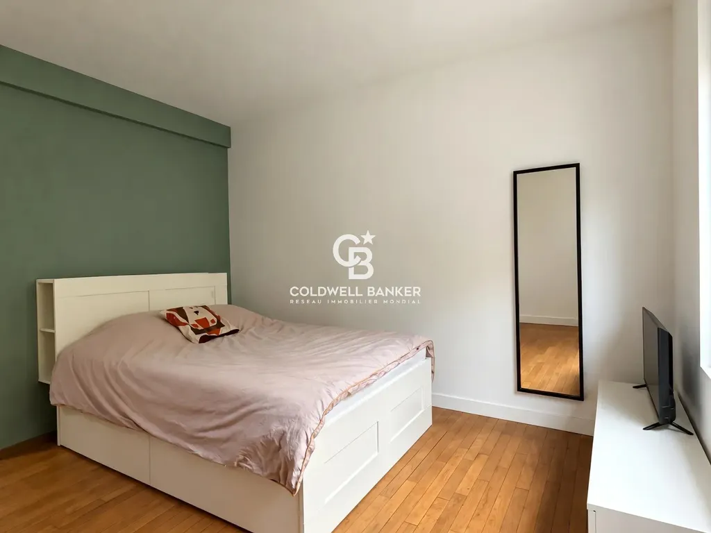 Chambre lumineuse avec parquet et mur vert, maison familiale au centre du Mans