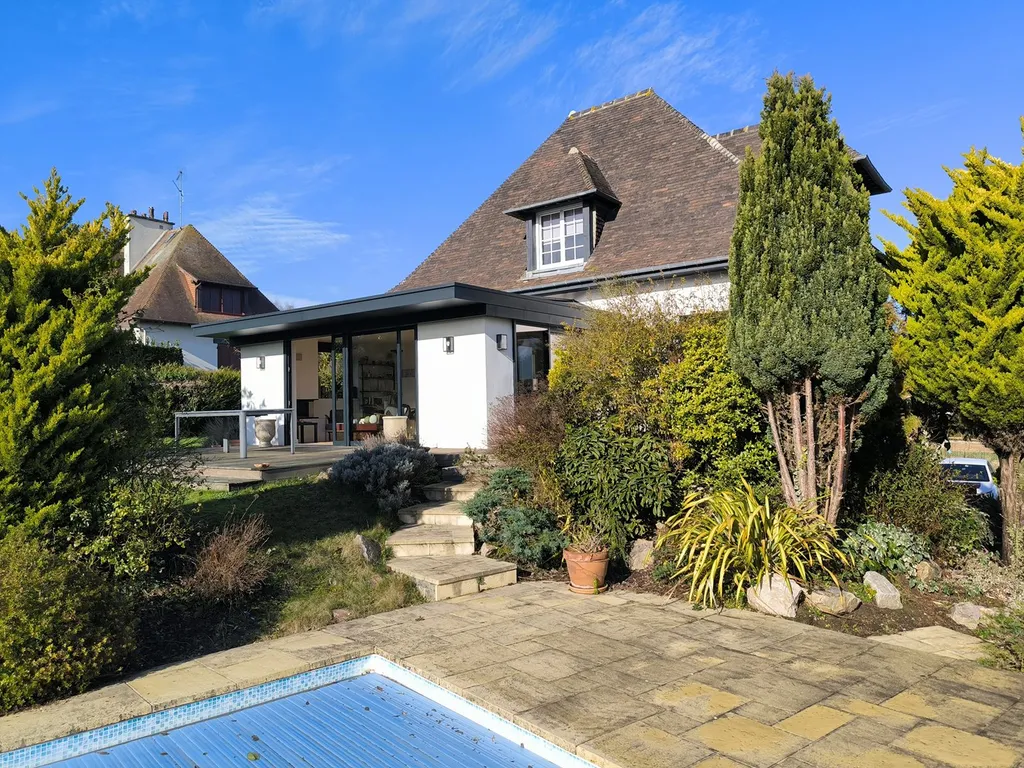 A VENDRE - PONT-L’EVÊQUE (14130), BELLE ET GRANDE MAISON DE FAMILLE DE 287 M², 6 CHAMBRES ET PARC DE 5102 M² AVEC PISCINE.