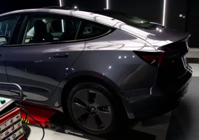 Tesla Model 3 Neuve du Tesla Center Rennes protégée avec un traitement céramique Gtechniq à Saint-Avé près de Vannes dans le Morbihan