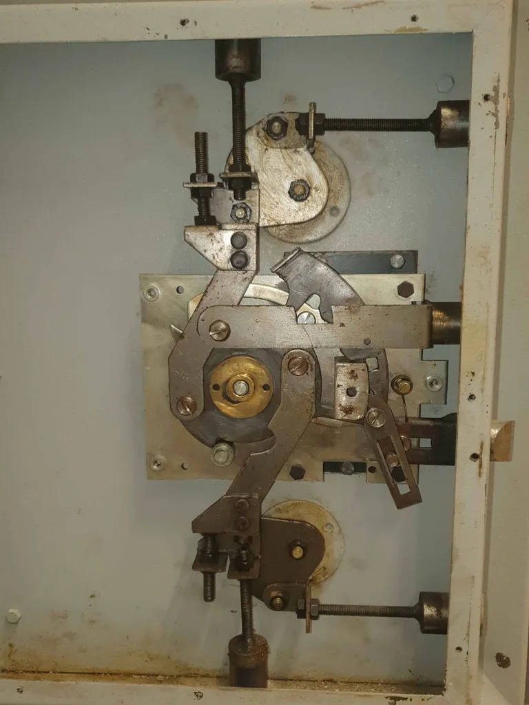 Technicien dépannant un coffre-fort