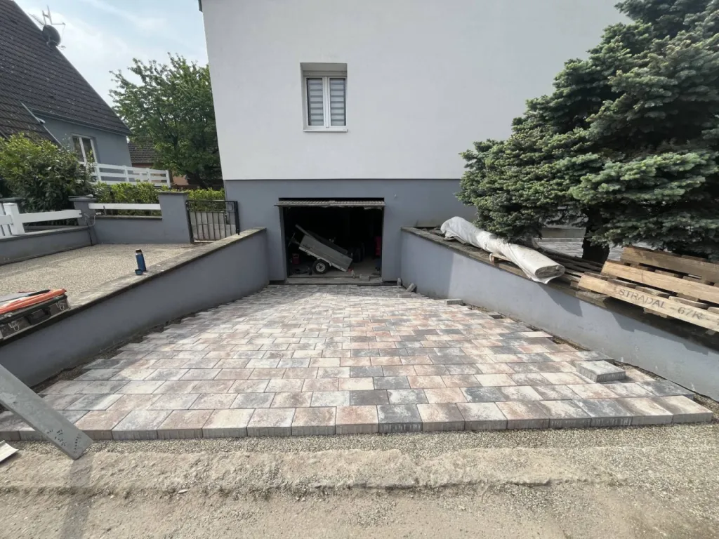 Aménagez votre espace extérieur à Brumath avec des pavés de qualité