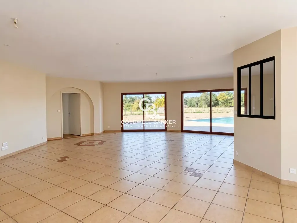 Pièce de vie de près de 100 m² avec grandes baies vitrées ouvertes sur la piscine, maison à vendre à Parigné-le-Pôlin
