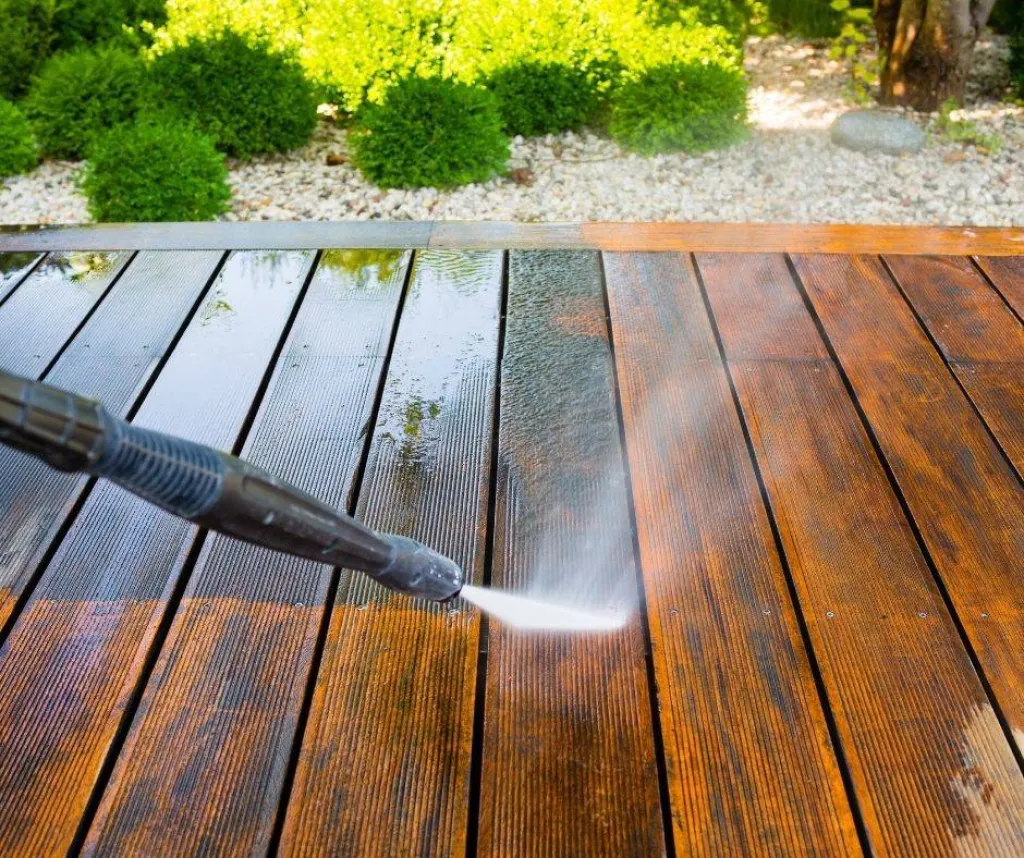 NETTOYAGE DE VOTRE TERRASSE BOIS SUR LE BASSIN D'ARCACHON