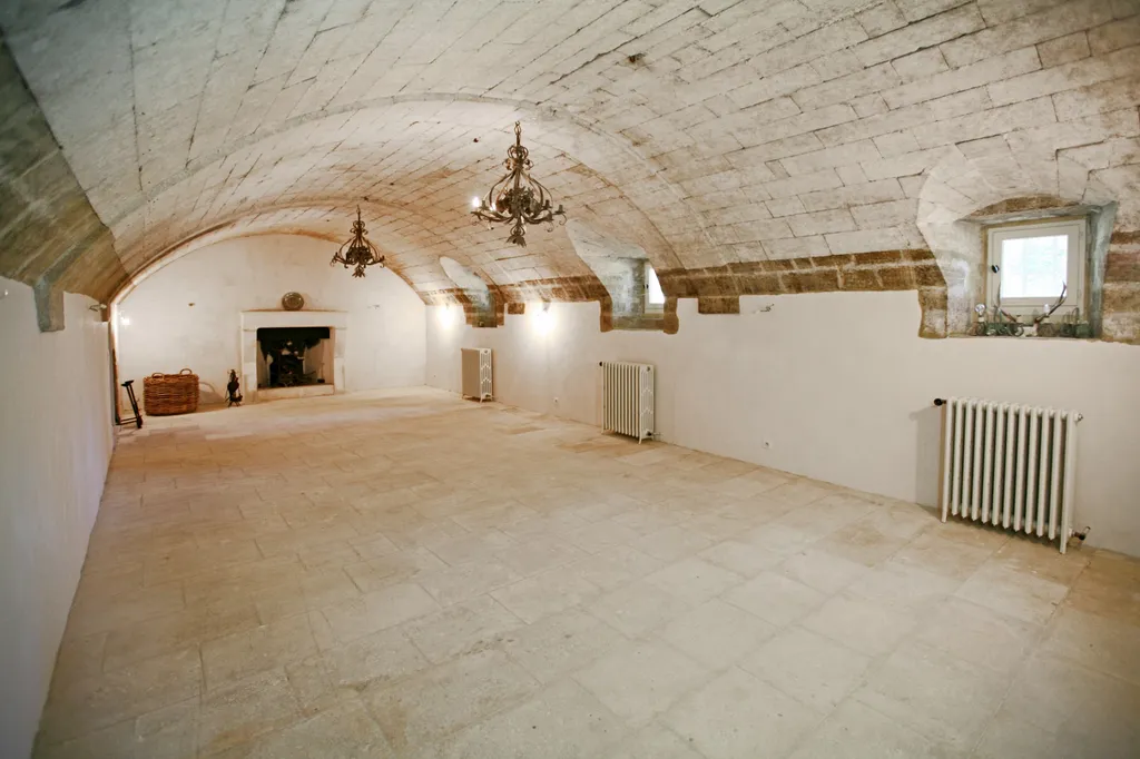 A vendre, château avec dépendances entre Uzès et Avignon   