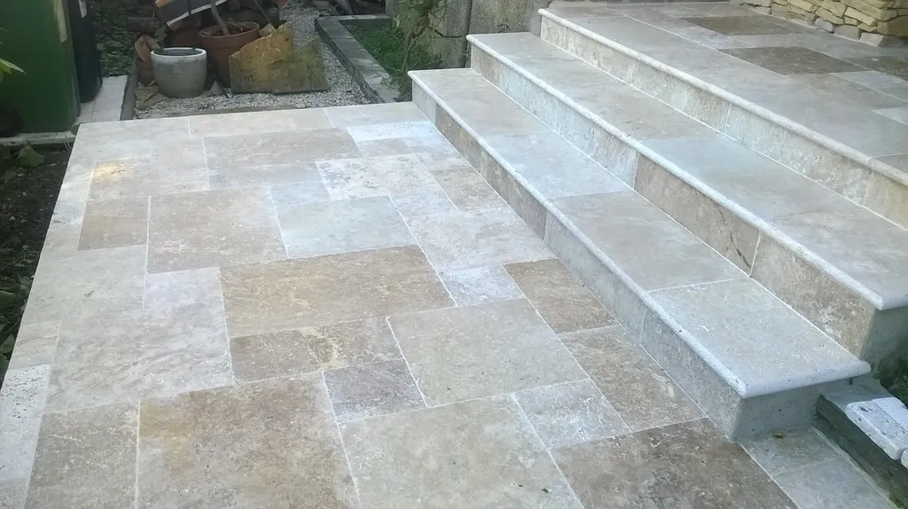 Escalier en travertin rustic