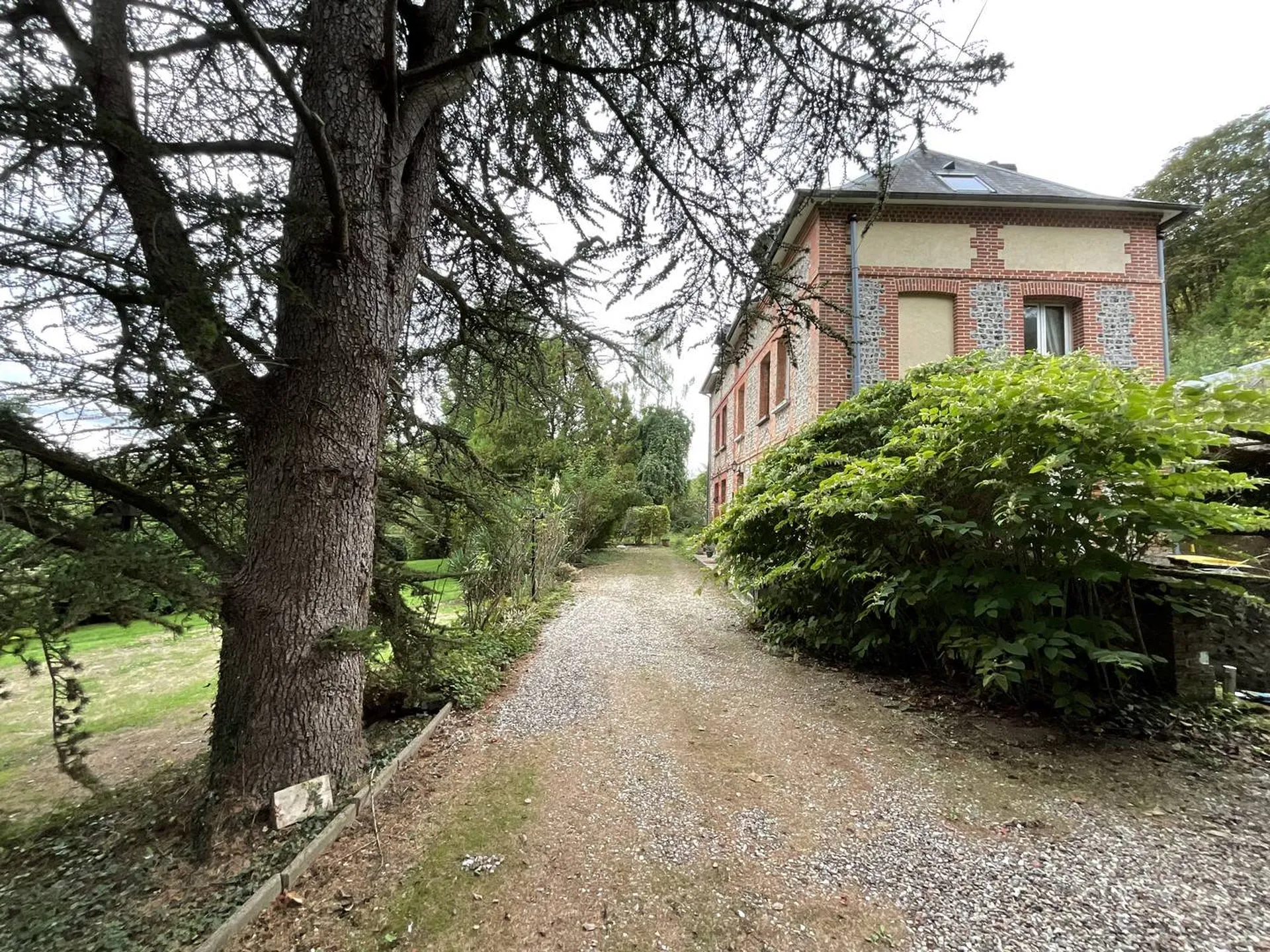 A vendre Maison de Maître d’une superficie d’environ 210m² et son jardin de 3 879m²