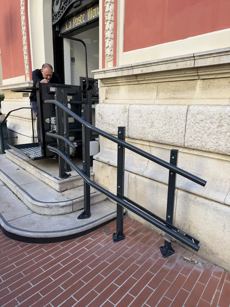 Installation d’une plateforme oblique Lehner Stratos NG près de Nice : mise en conformité et modernisation d’un ERP