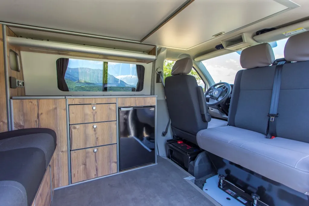 Aménagement intérieur sur-mesure VW Transporter T6 Court avec banquette Reimo et finition bois vieilli à Chambéry en Savoie