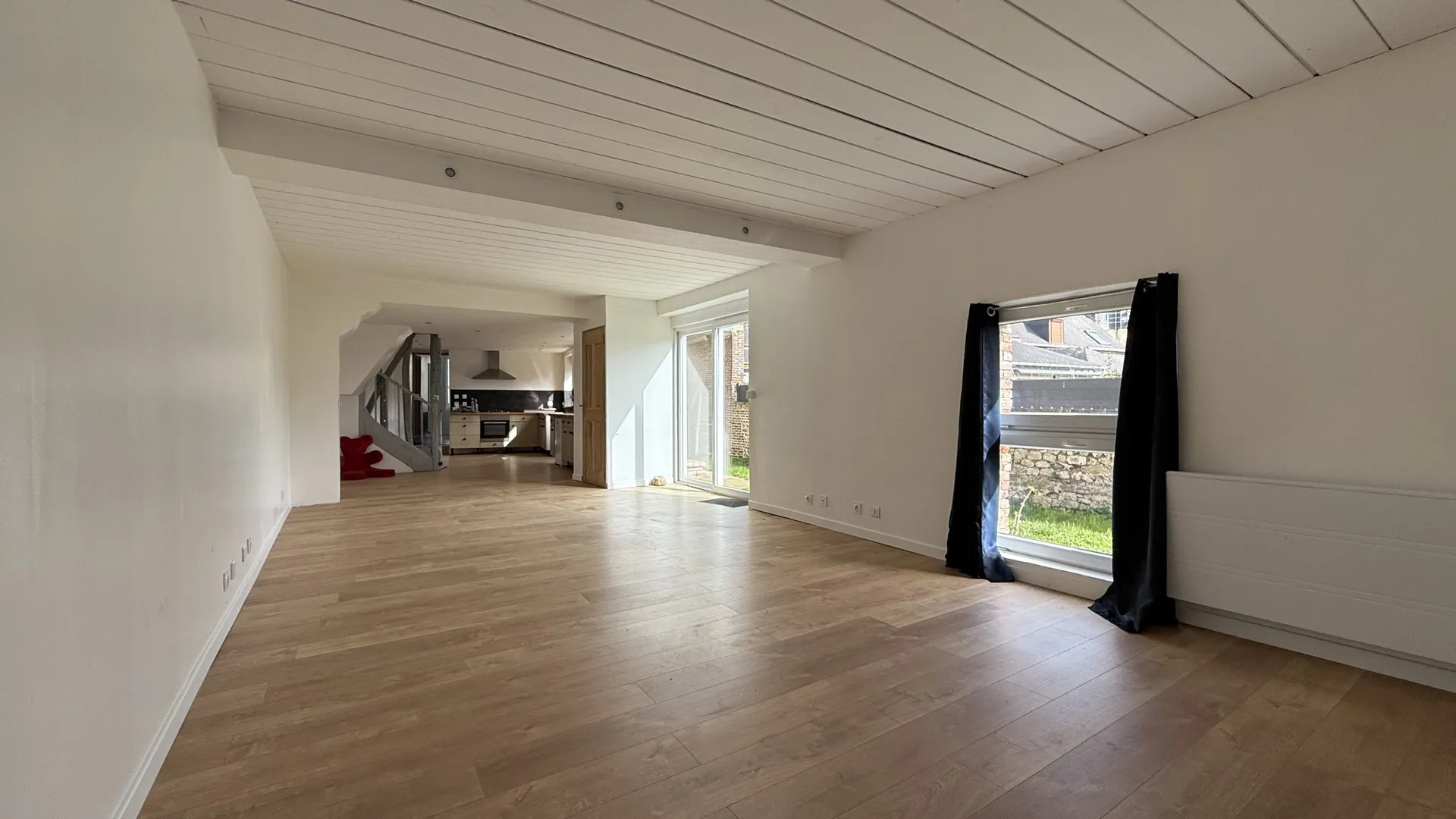 Le vaste séjour d’environ 40 m² offre un espace de vie lumineux, idéal pour une maison familiale à vendre à Neufchâtel-en-Bray.