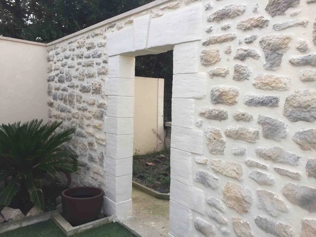 Création d'encadrements, embrasures, linteaux et clés de voûte des ouvertures dans l'occitanie