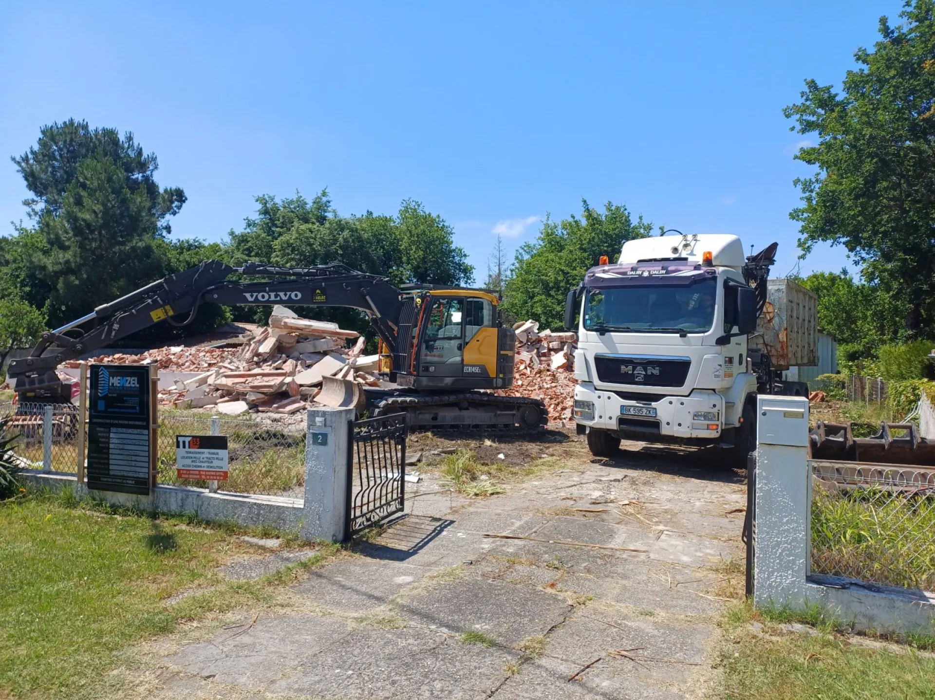 Démolition contrôlée d'une maison avec tri des déchets sur chantier à Artigues près bordeaux
