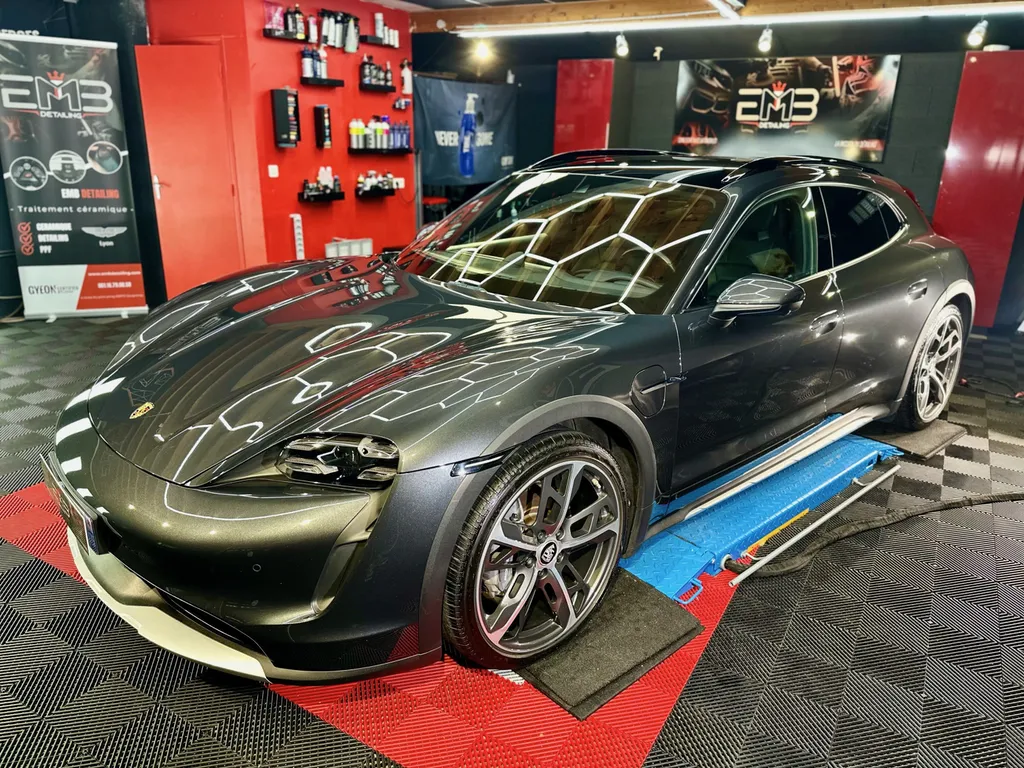Spécialiste rénovation carrosserie Porsche lyon traitement céramique et film de protection PPF Porsche Taycan