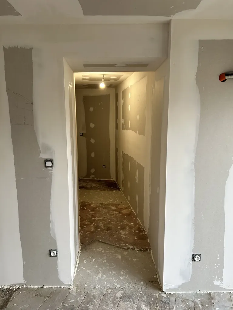 Ouverture du mur porteur mitoyen entre deux maisons après travaux avec isolation thermique intérieure (ITI) dans cette rénovation à Lyon