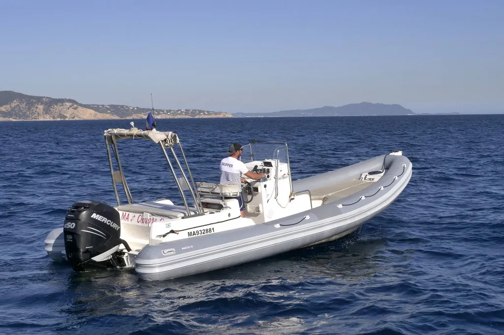 Chuppa Chups : semi rigide de l'Eden Boat pour visiter les Calanques en bateau