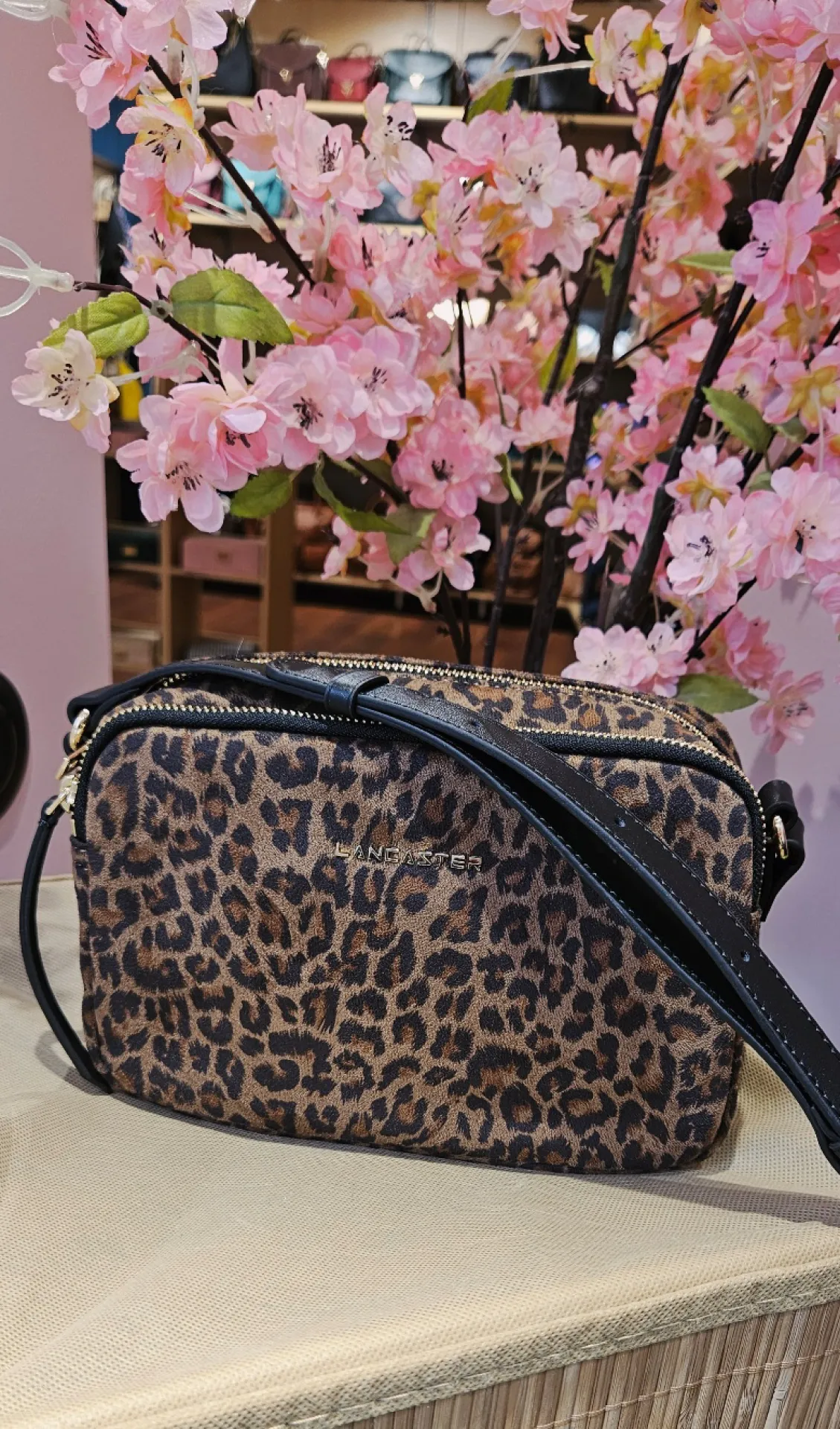 Sac trotteur Lancaster camel/léopard disponible chez Evasion Eu