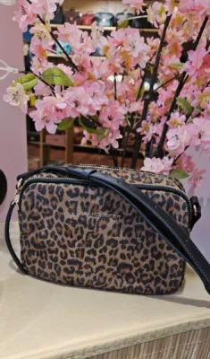 Sac trotteur Lancaster camel/léopard disponible chez Evasion Eu