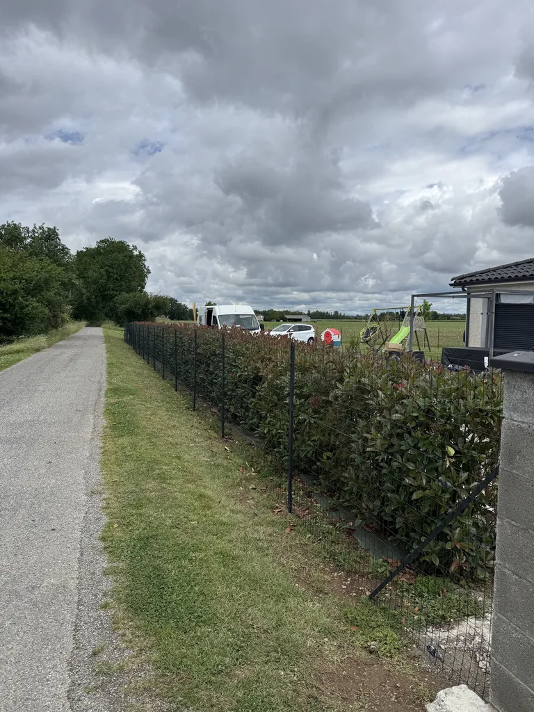 Pose de 100 mètres linéaires de clôture souple anthracite hauteur 1m53 à Toulouse proche de Muret