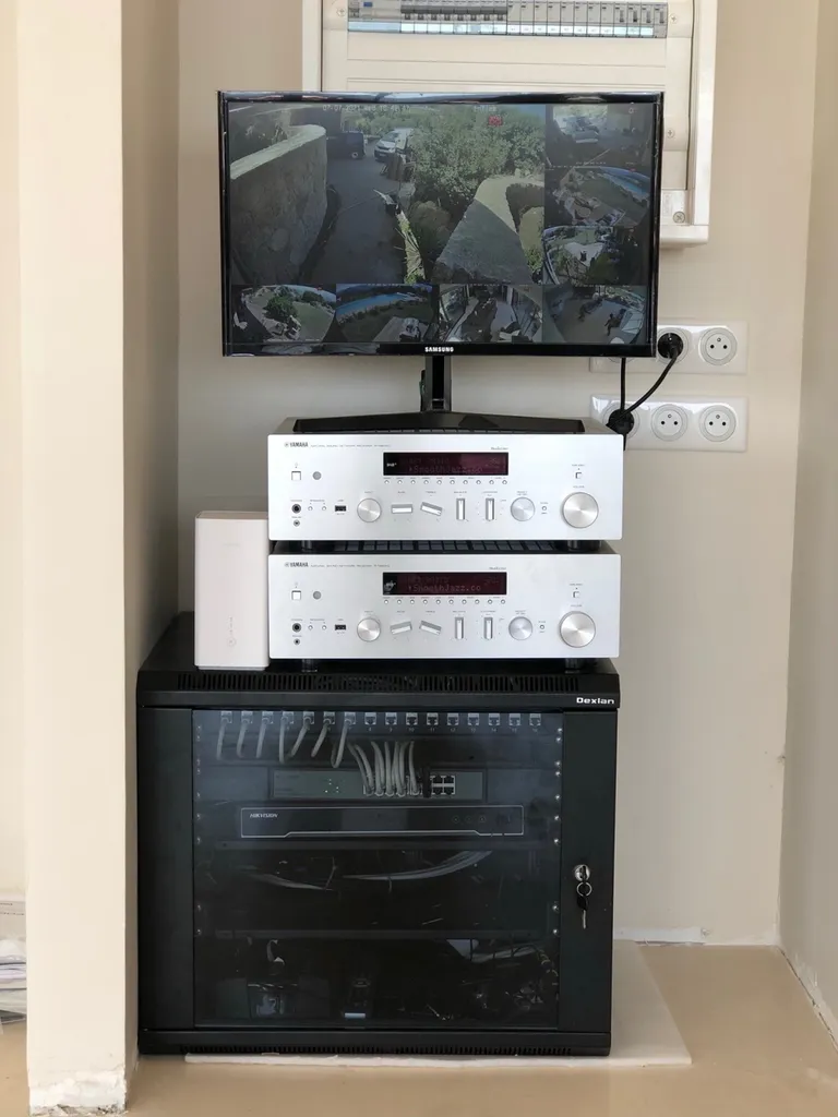 Caméras et baie de brassage pour surveiller une villa à Bandol