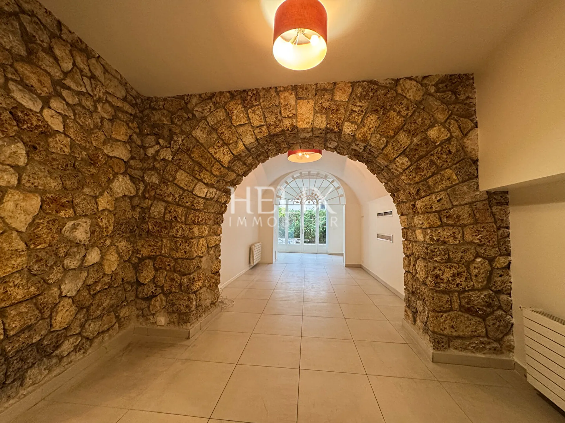 A louer, séduction garantie pour l'originalité de ce très joli cinq pièces 130,40 M2 dans l'esprit 