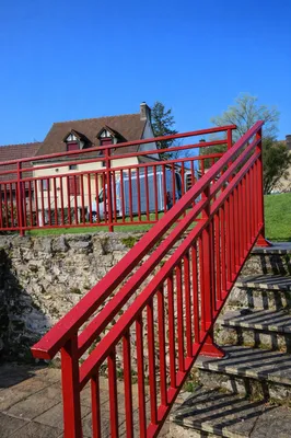 Installation de garde-corps aluminium ELORA rouge pourpre avec poses en nez de dalle et scellement à Marcilly-lès-Buxy (71390) en Saône-et-Loire