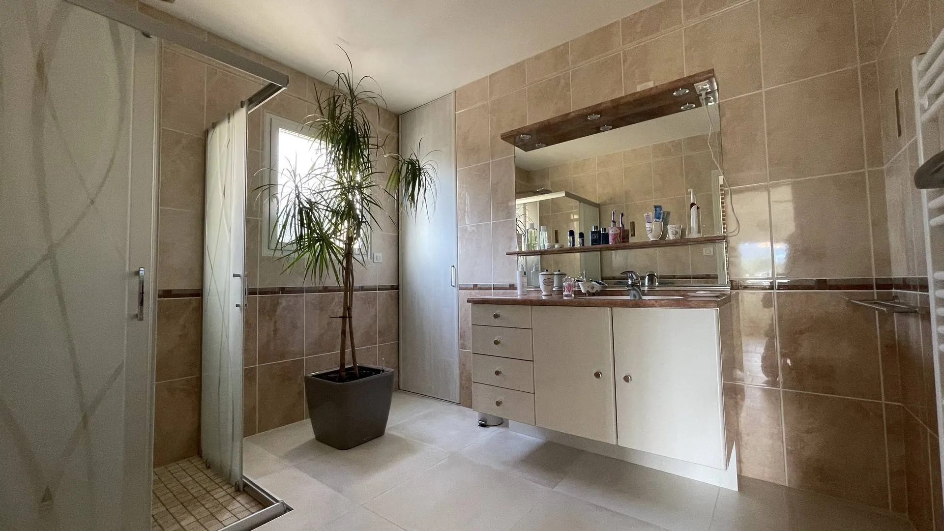 Maison d’architecte de 168.93 m², située à proximité de la commune d'envermeu et de ses commerces, sur son terrain de 2 500 m², Seine Maritime, 76