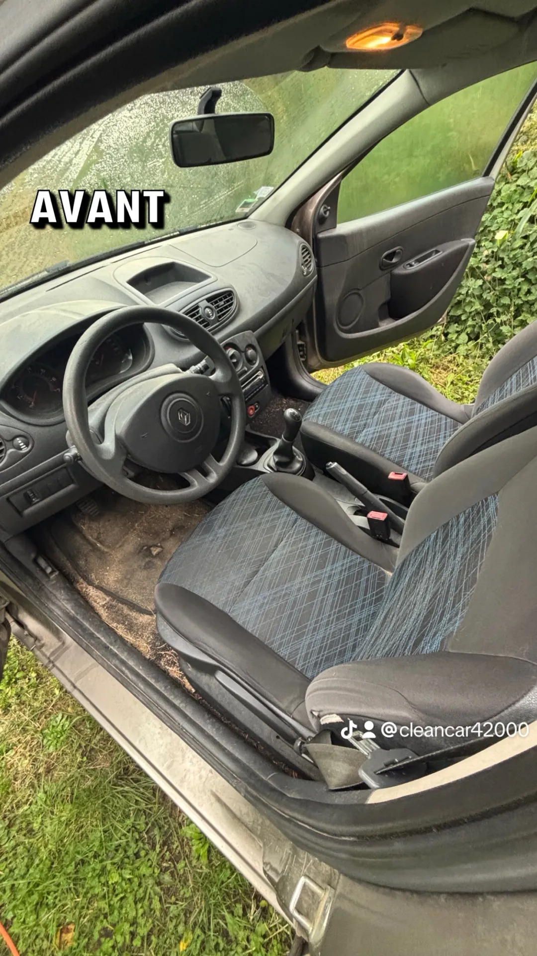 Nettoyage intérieur complet d'une Clio 3 d'un agriculteur à Sorbiers