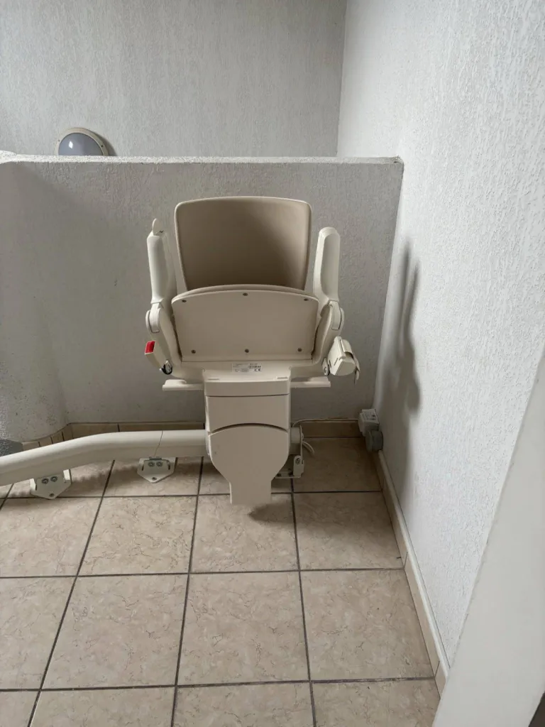 stationnement à l'étage via les télécommandes de ce fauteuil monte-escaliers OTOLIFT Smart dans une copropriété à Fréjus