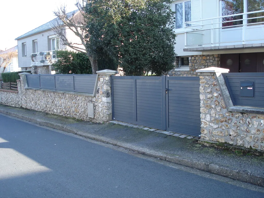 Installation de Clôture aluminium sur muret, Portails motorisés et Portillon en aluminium à Bernay dans l'Eure 27 et ses Alentours
