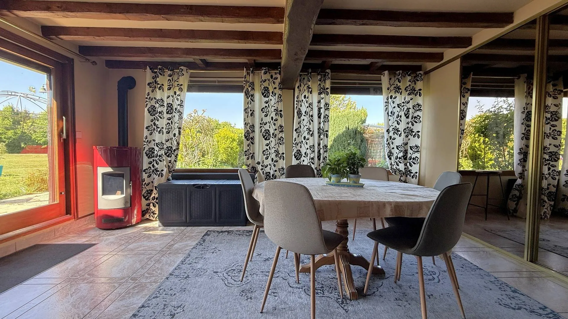 Immobilier de caractère en Seine-Maritime : chaumière principale avec deux suites parentales : Confort et authenticité dans un cadre verdoyant.