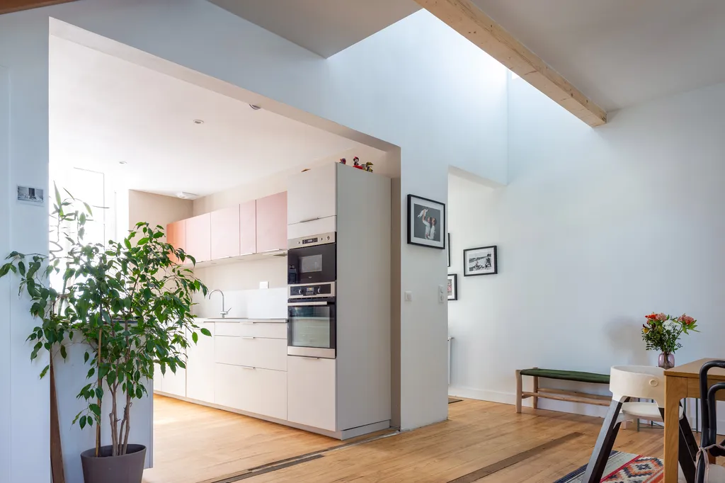 Séjour totalement repensé par AKIKO ARCHITECTURE dans une échoppe du quartier Bastide, révélant une circulation fluide et une lumière traversante grâce à la surélévation et à l’ouverture sur jardin