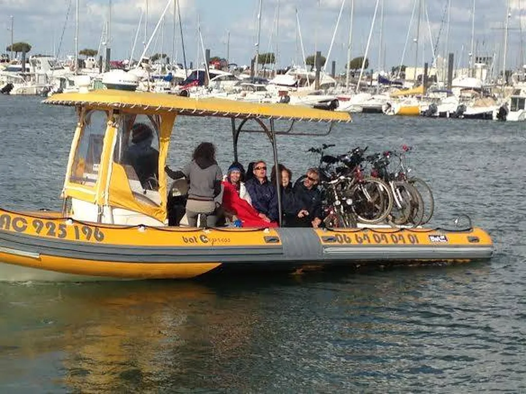 Départ du port d'Arcachon pour une traversée du bassin d'Arcachon avec passagers et vélos à bord