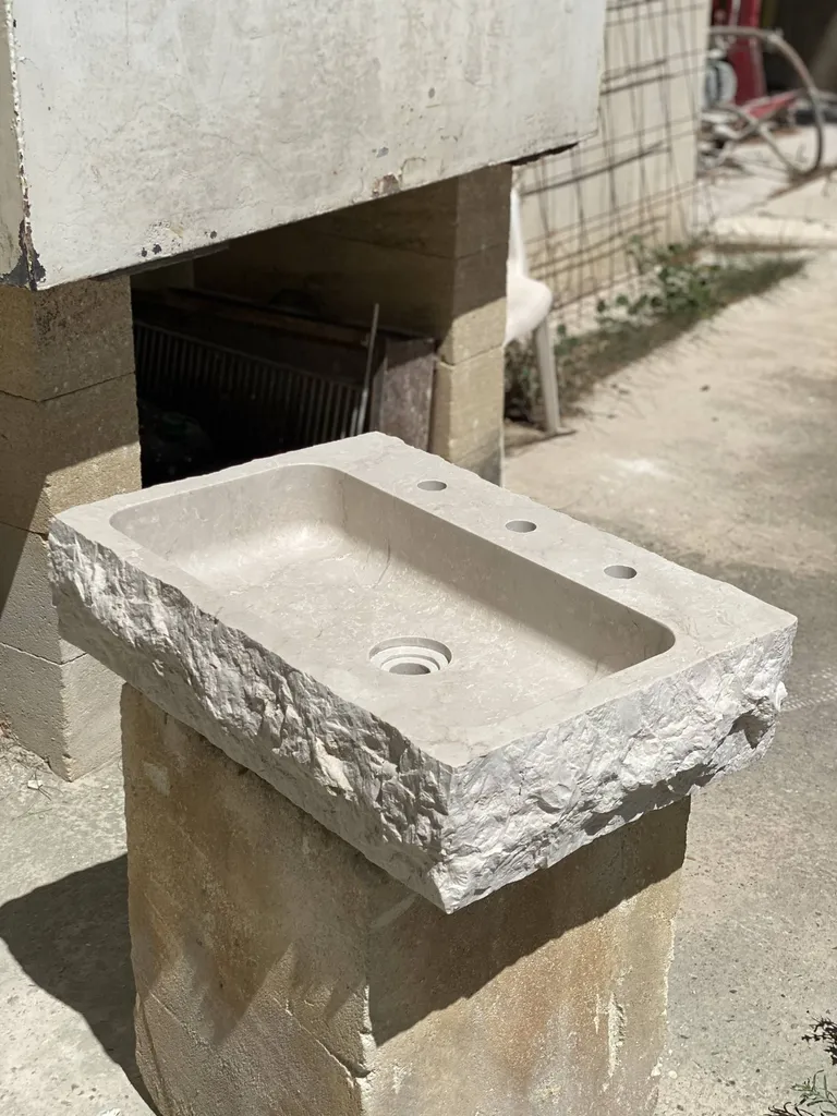 Vasque sur-mesure en Botticcino en finition déstructurée au Cannet