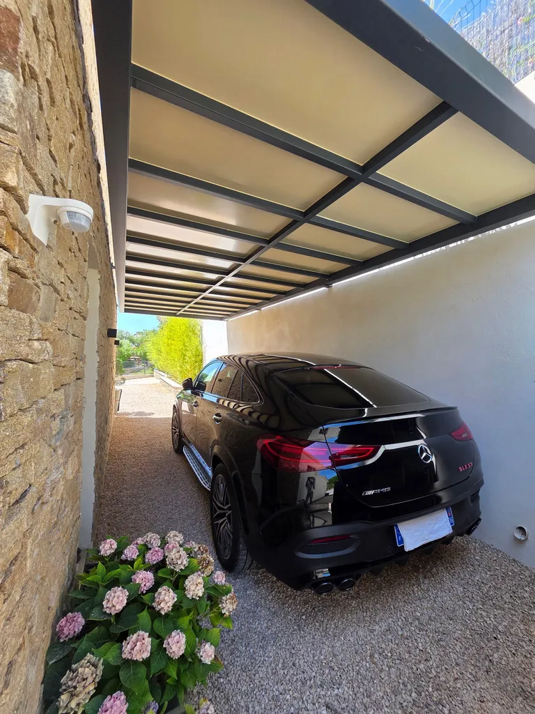 carport sur mesure en acier entre deux murs à Ventabren côté Aix-en-Provence